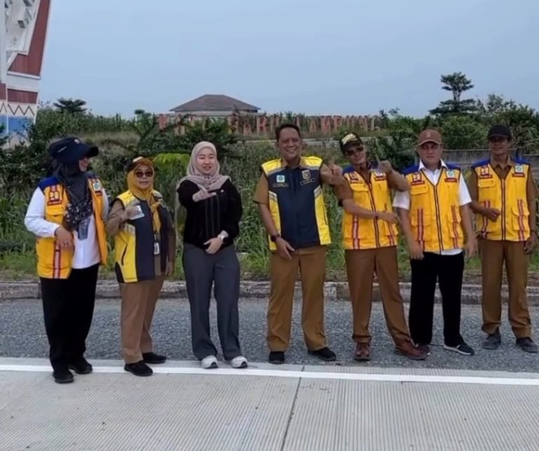 Anggota DPRD Lampung Lesty Putri Utami bersama Kadis BMBK Lampung meninjau ruas jalan Korpri-Purwotani.