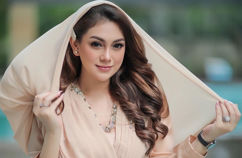 Resmi Jadi Mualaf, Celine Evangelista Jalani Umrah Perdana