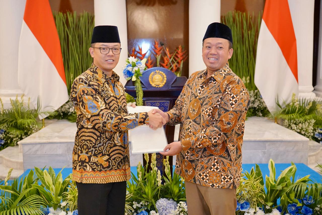 Menteri ATR/BPN Nusron Wahid Serahkan Sertipikat Hak Pakai kepada Menteri Luar Negeri