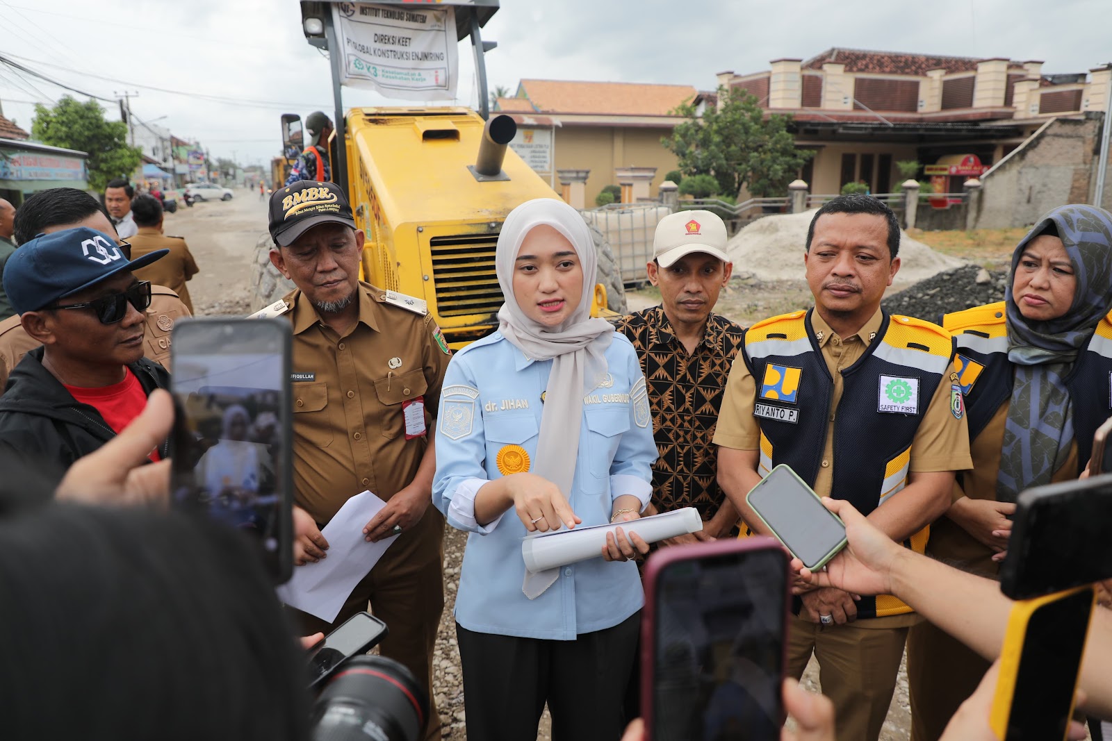 WAGUB JIHAN NURLELA TINJAU PERBAIKAN RUAS JALAN PRINGSEWU–PARDASUKA, PASTIKAN AKSES TRANSPORTASI TETAP AMAN DAN LANCAR